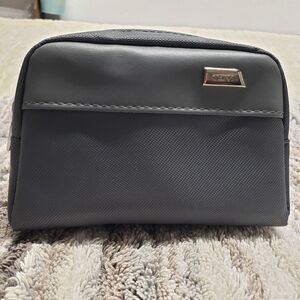 TUMI For Delta Lined Toiletries Bag With Zipper And Silver TUMI Logo